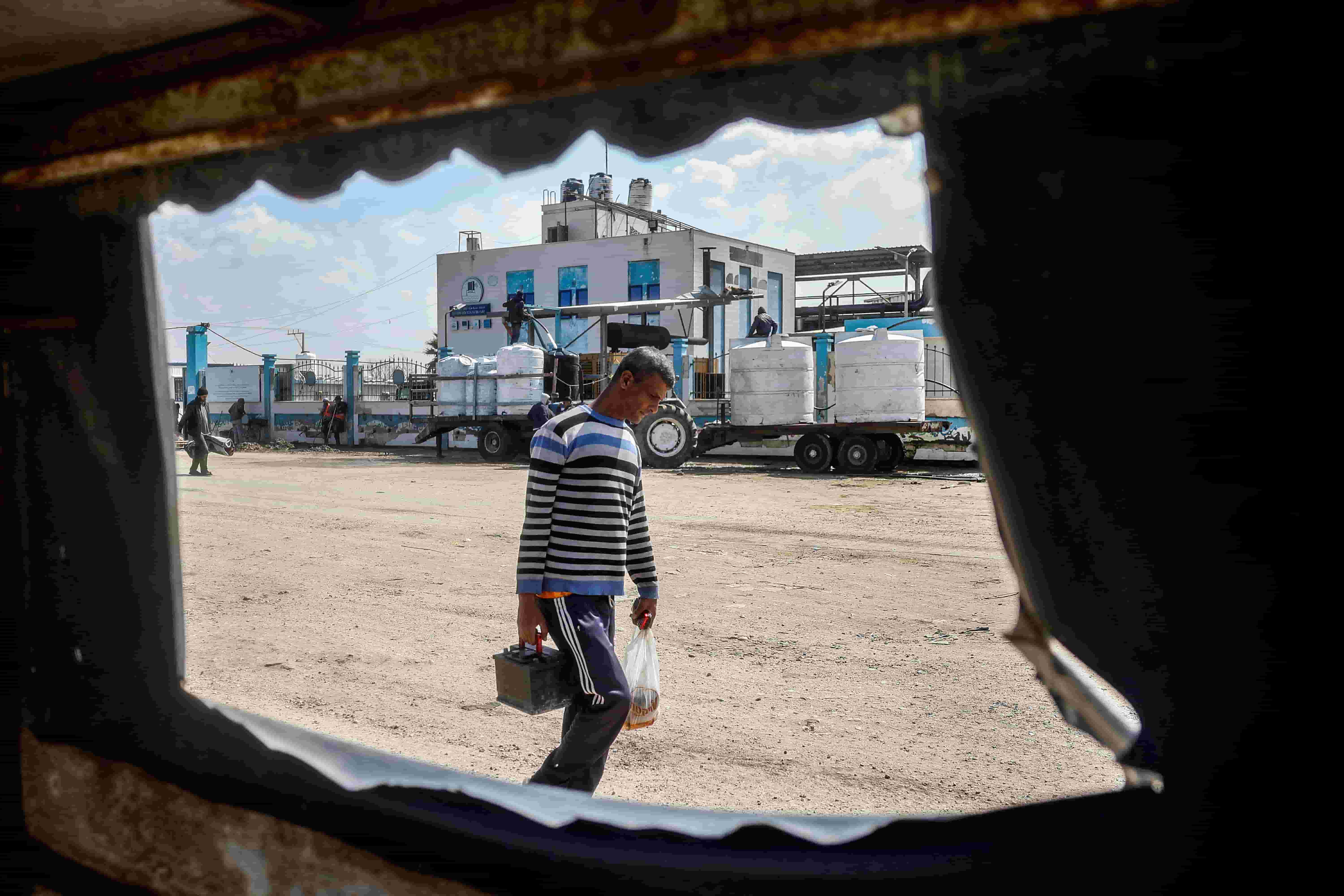 Israel Cuts off Electricity to Gaza Ahead of Qatar Talks