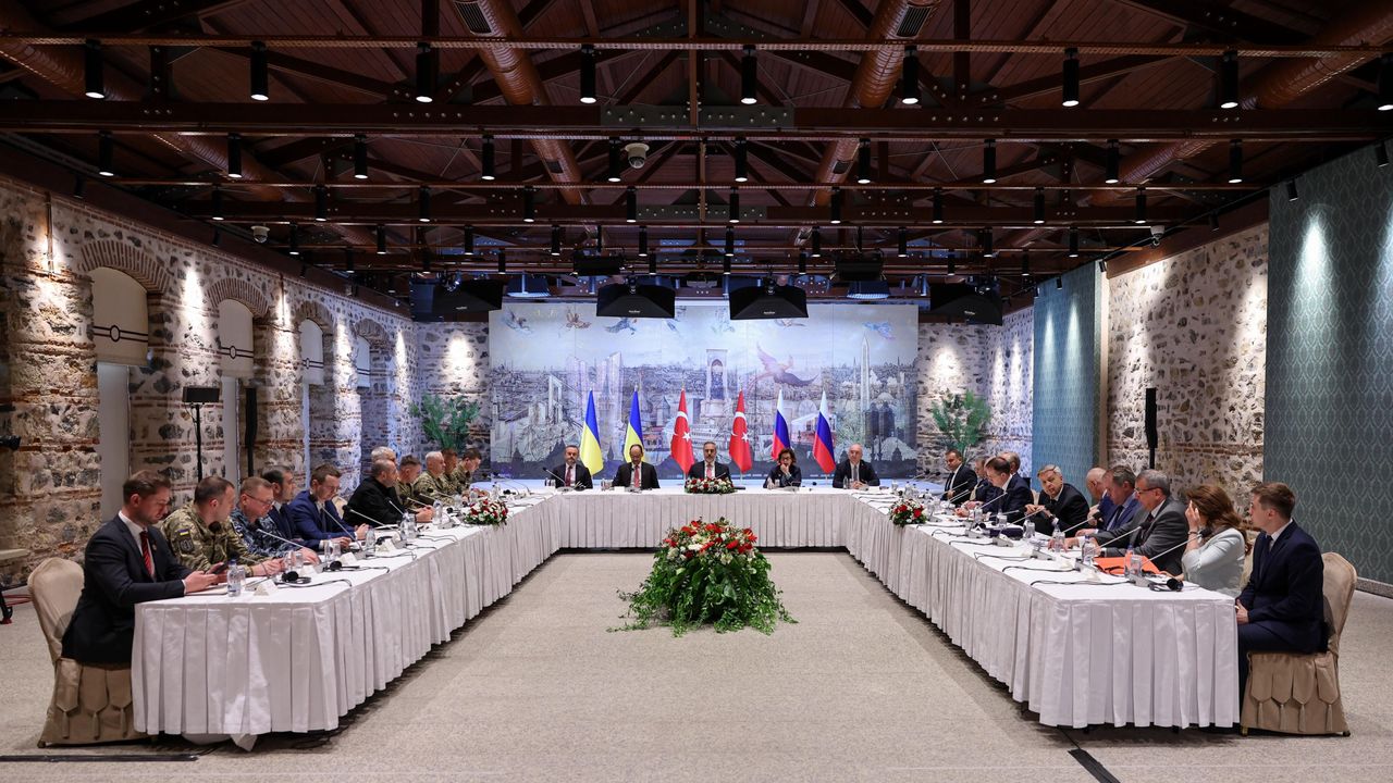  Russia-Ukraine meeting, ex-FBI boss probe and PNG polio emergency