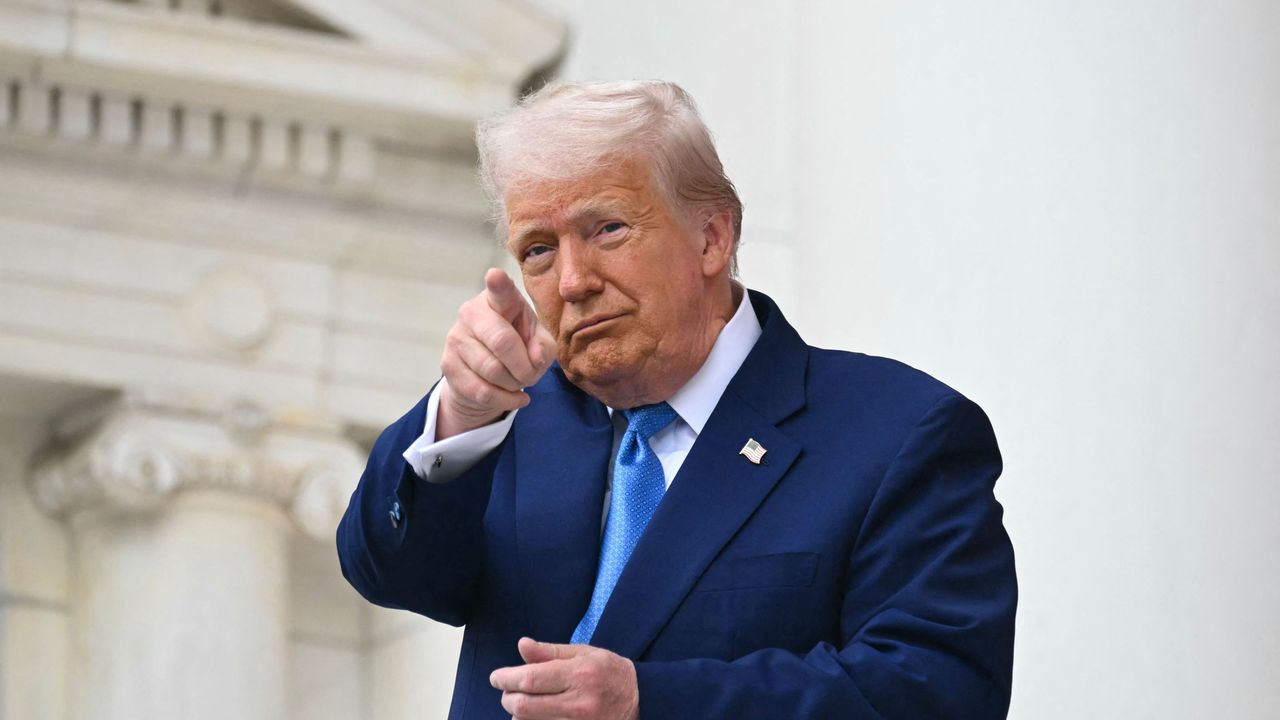Budget Office: Trump's Tax Bill to Expand Deficits by $2.4T