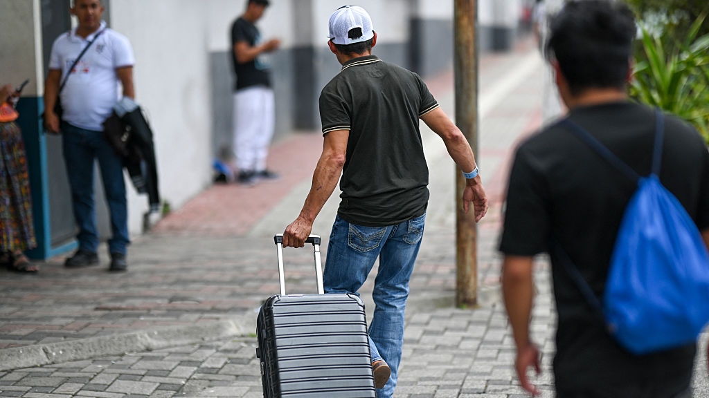 Report: 1.2M Immigrants Exited U.S. Workforce in First Half of 2025