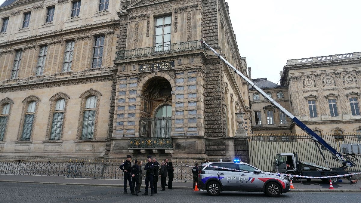 France: Thieves Rob Louvre's Crown Jewels in 7-Minute Heist