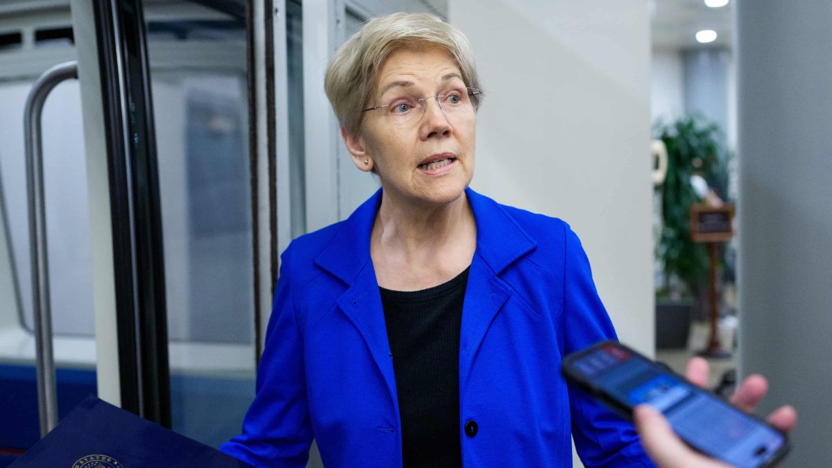 Warren Seeks Probe of Agencies' Partisan Shutdown Messages