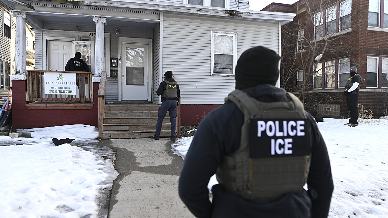 Report: ICE Memo Allows Forced Home Entry With Admin Warrants