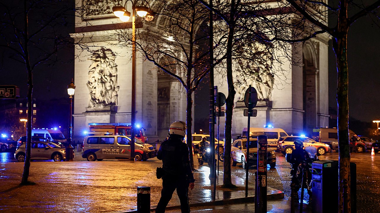 Suspect Shot Dead After Attacking Police at Arc de Triomphe in Paris