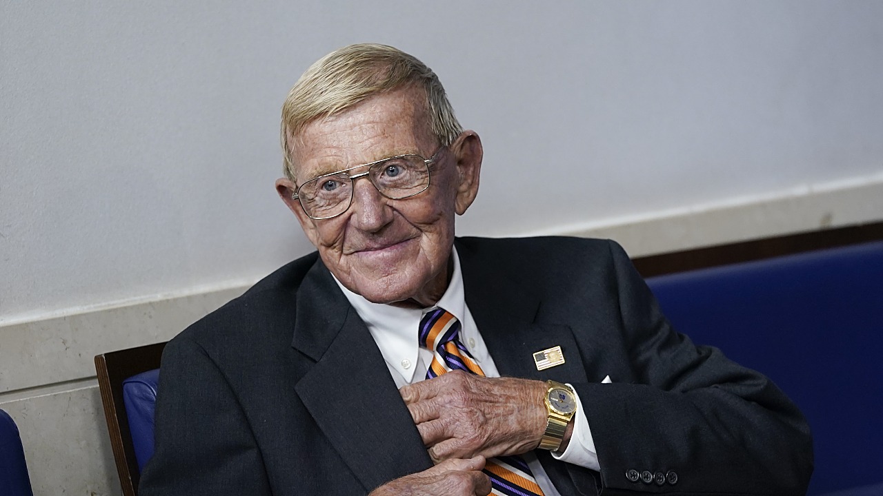 Hall of Fame Coach Lou Holtz Dies at 89