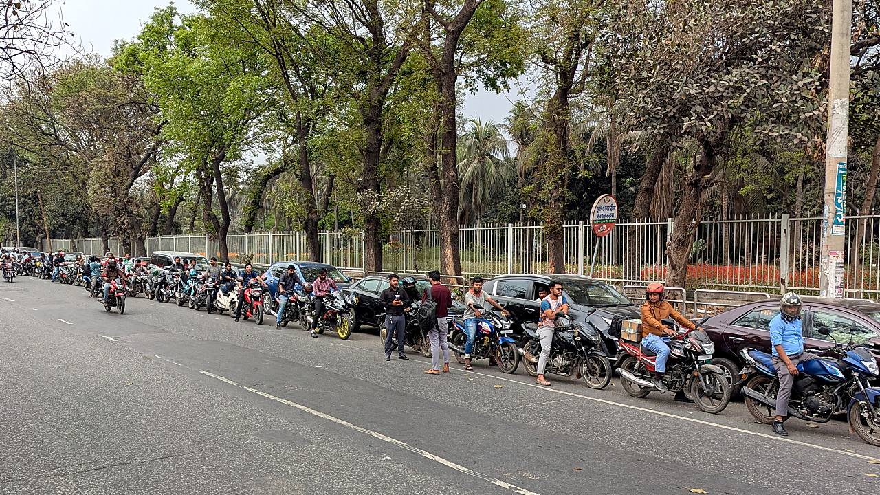 Bangladesh Closes Universities Amid Energy Crisis