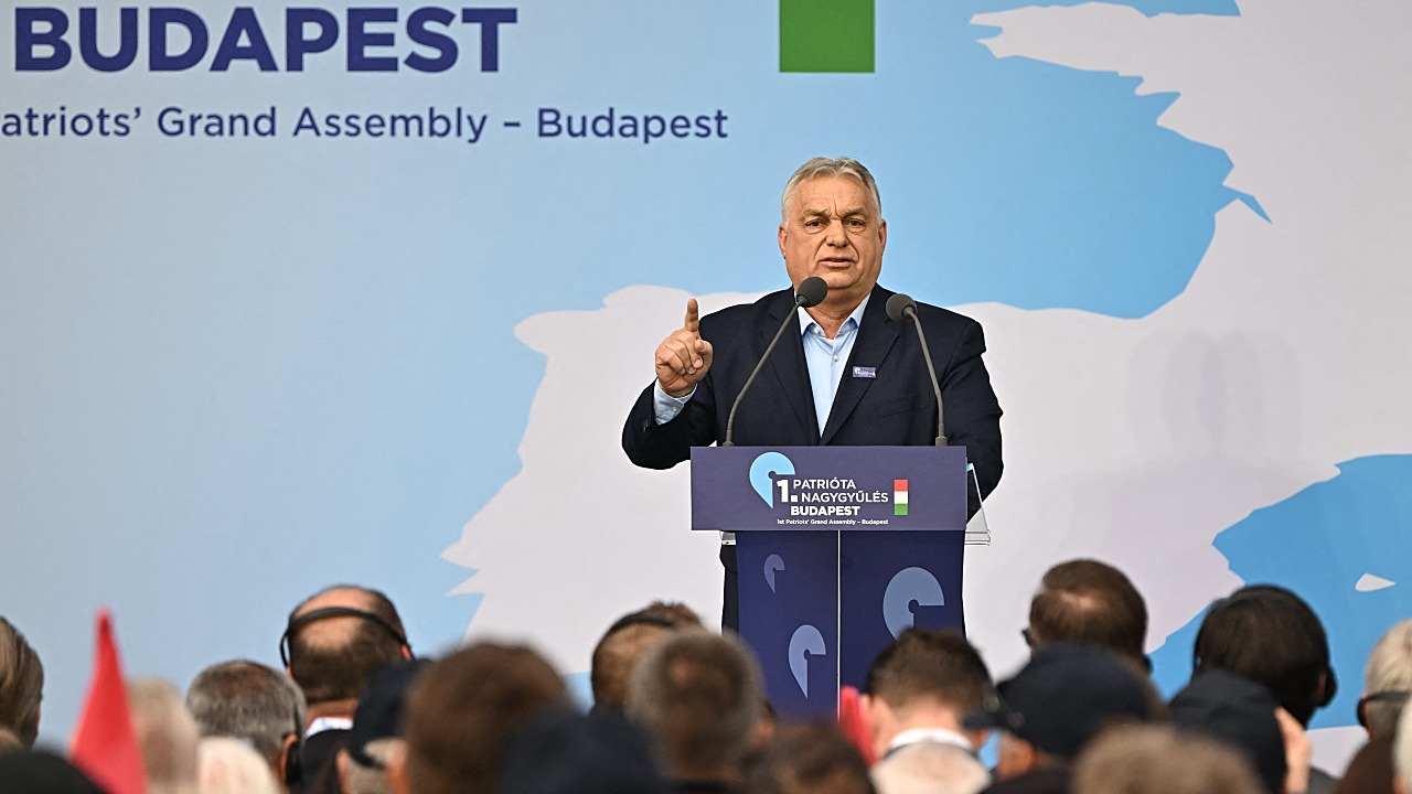Hungary Threatens to Cut Gas Supplies to Ukraine