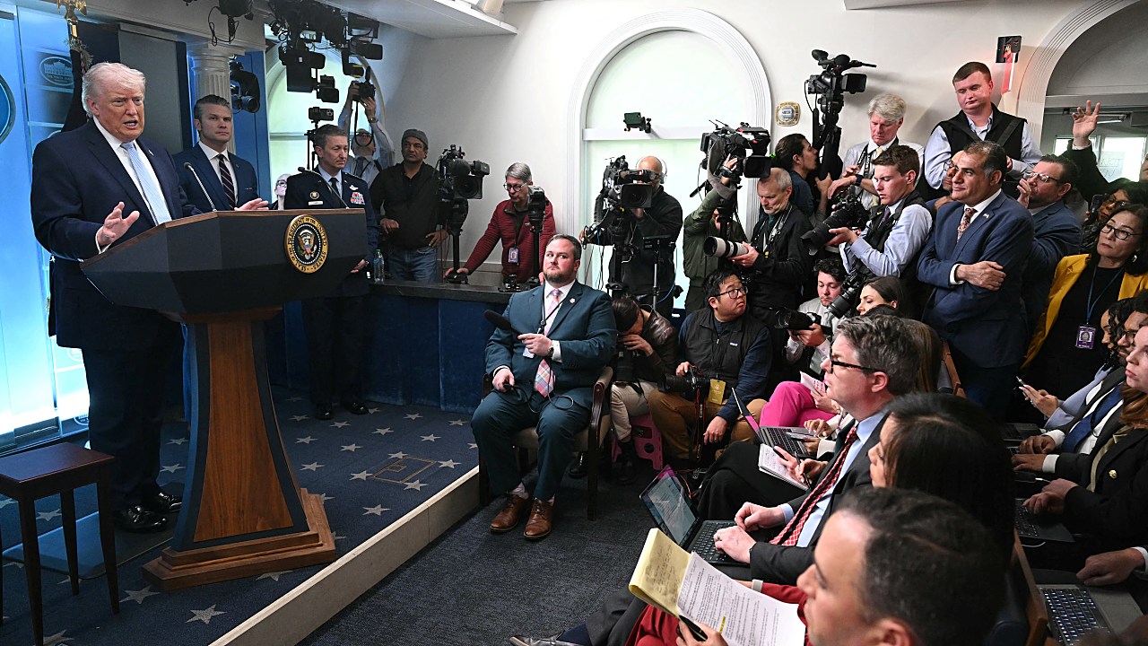 Trump Iran threat, Vance Orbán endorsement and Russia lunar missions delay
