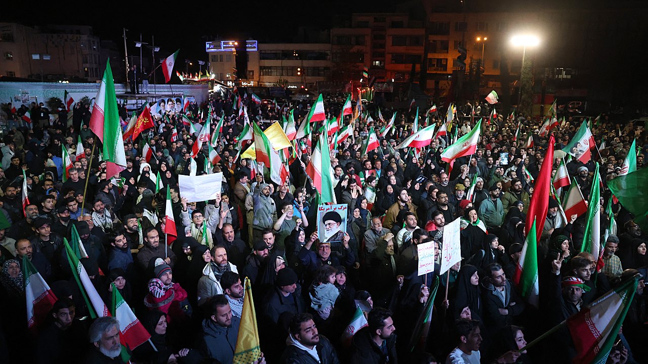 Failed US-Iran talks, Vance Orbán endorsement and Artemis II return