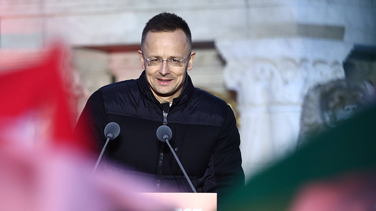 Hungary: Magyar Says Orban Officials Shredding Confidential Documents