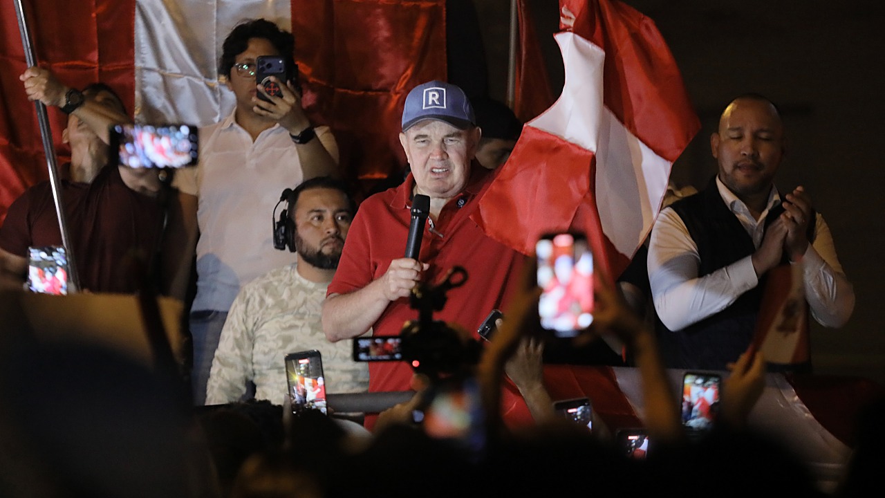 Peru: López Aliaga Calls for Vote Annulment, Sánchez Climbs to Second Place
