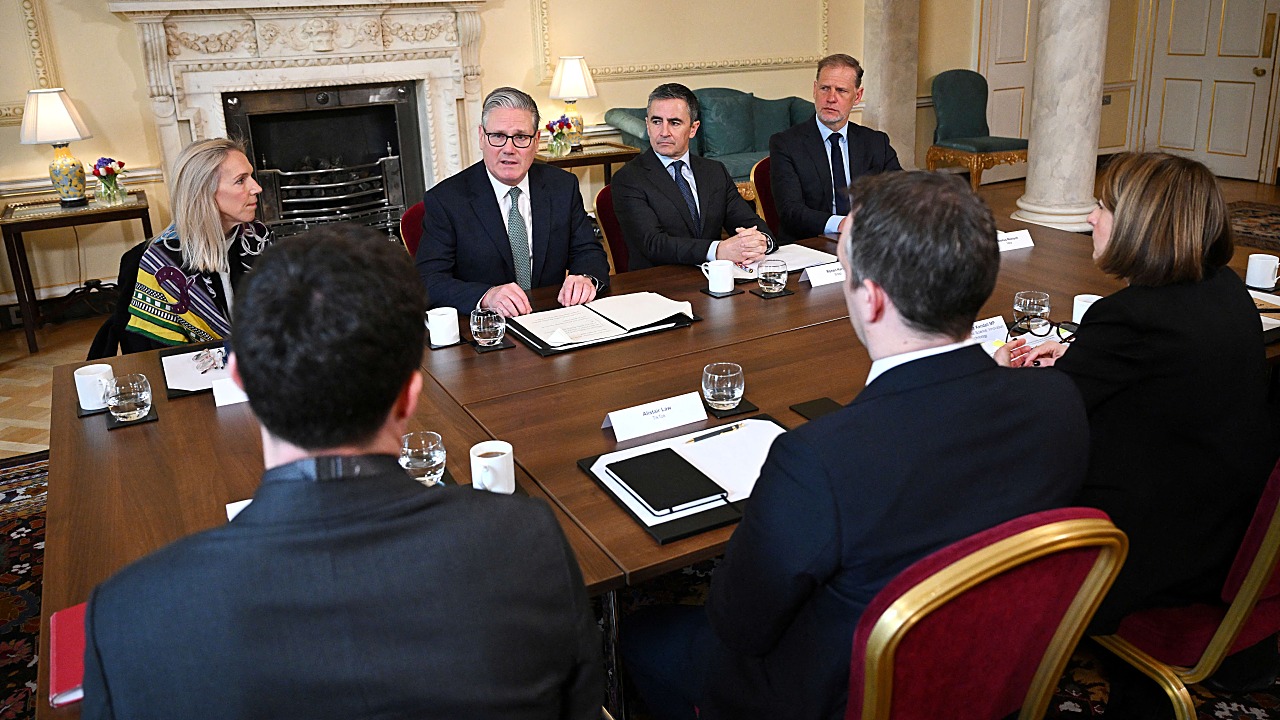 UK: Starmer Summons Tech Bosses Over Child Online Safety