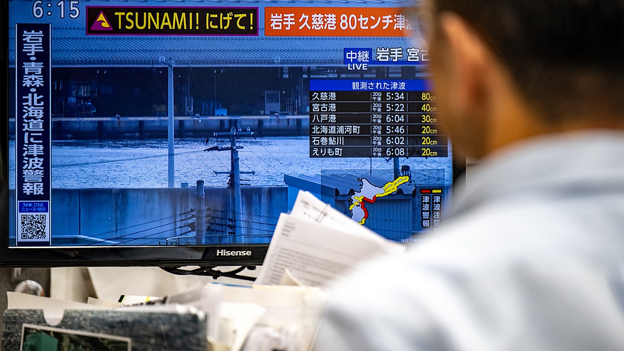 7.7 Quake Hits Japan, Tsunami Warnings Issued