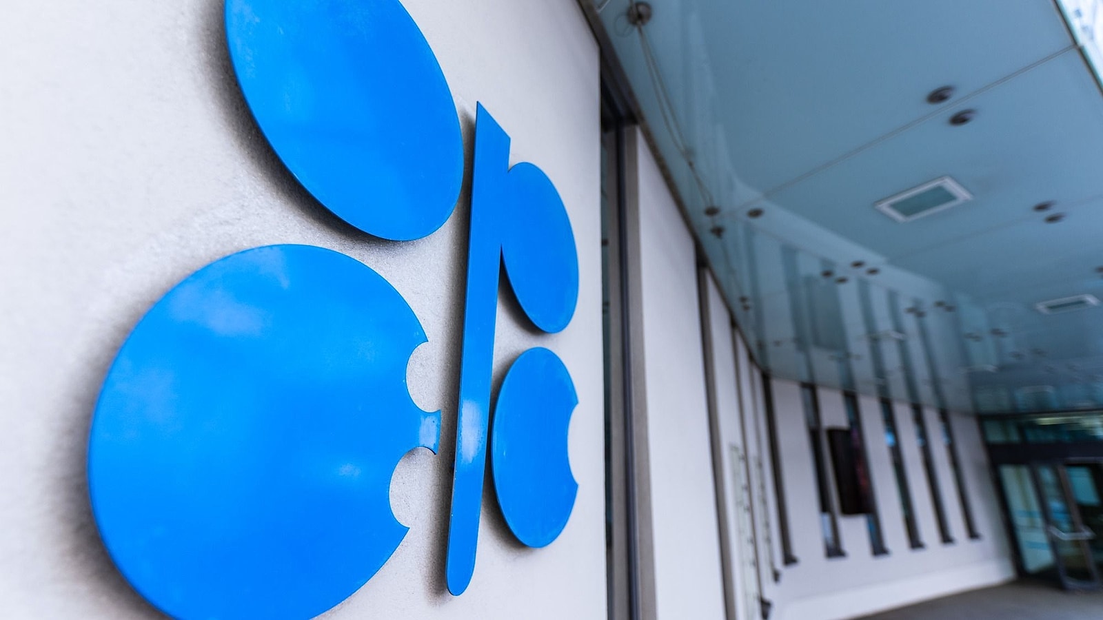 UAE OPEC withdrawal, King Charles Congress speech and robot baggage handlers