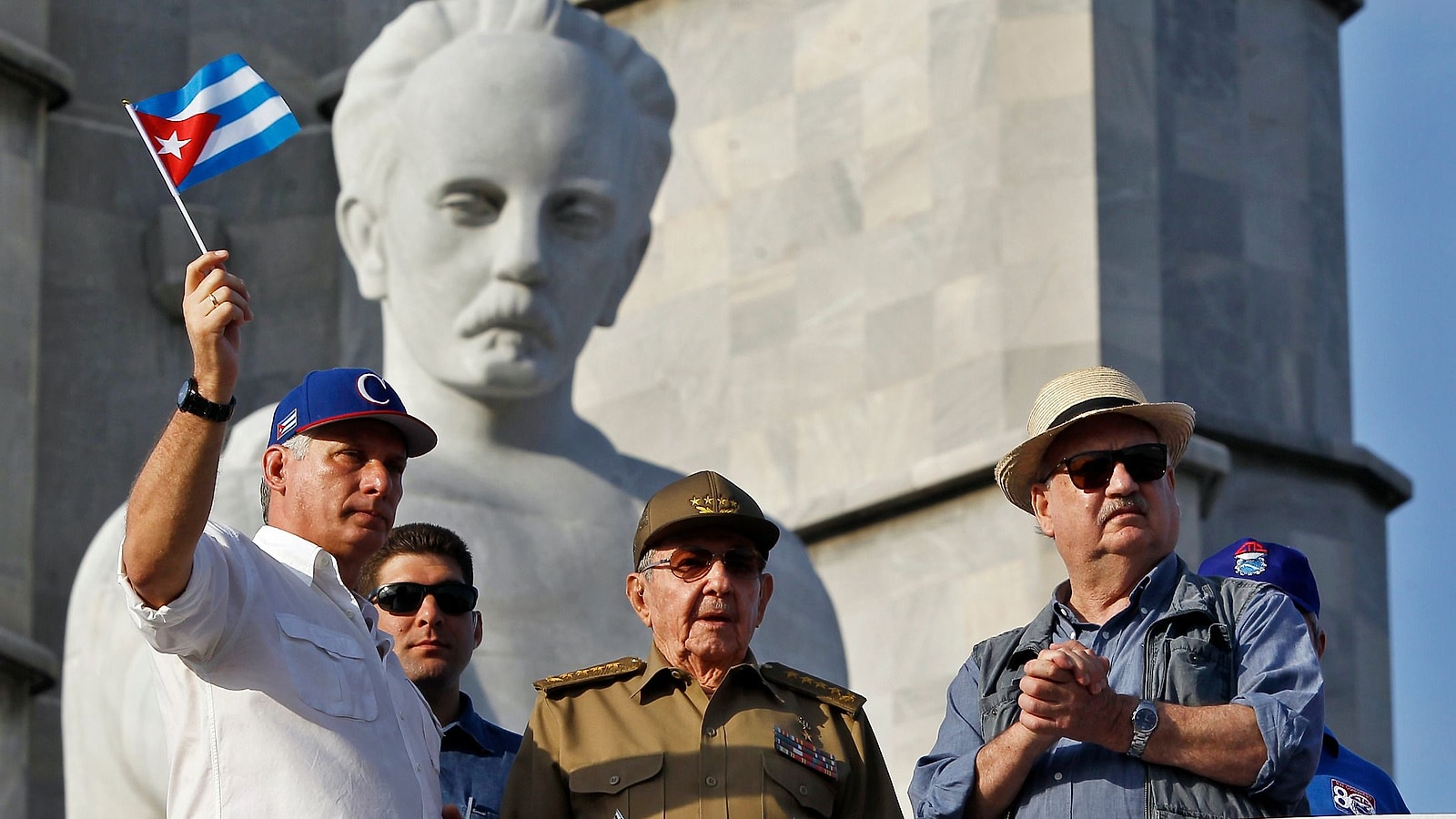 Raúl Castro indictment, Xi-Putin deals and record whale journey
