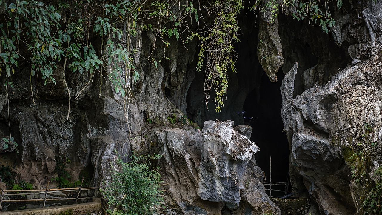 Rescuers Close in on 7 Trapped in Flooded Cave in Laos