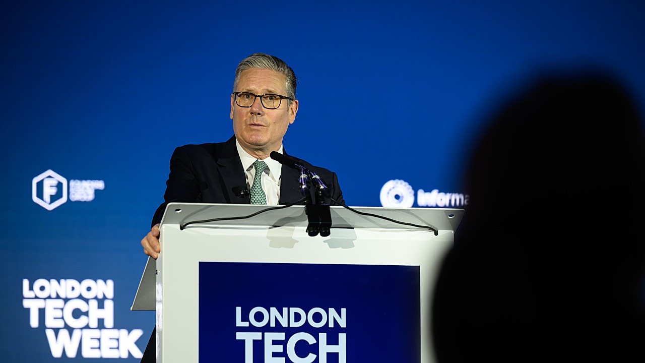 UK: Starmer Orders Social Media Companies to Add Nudity Filters for Children