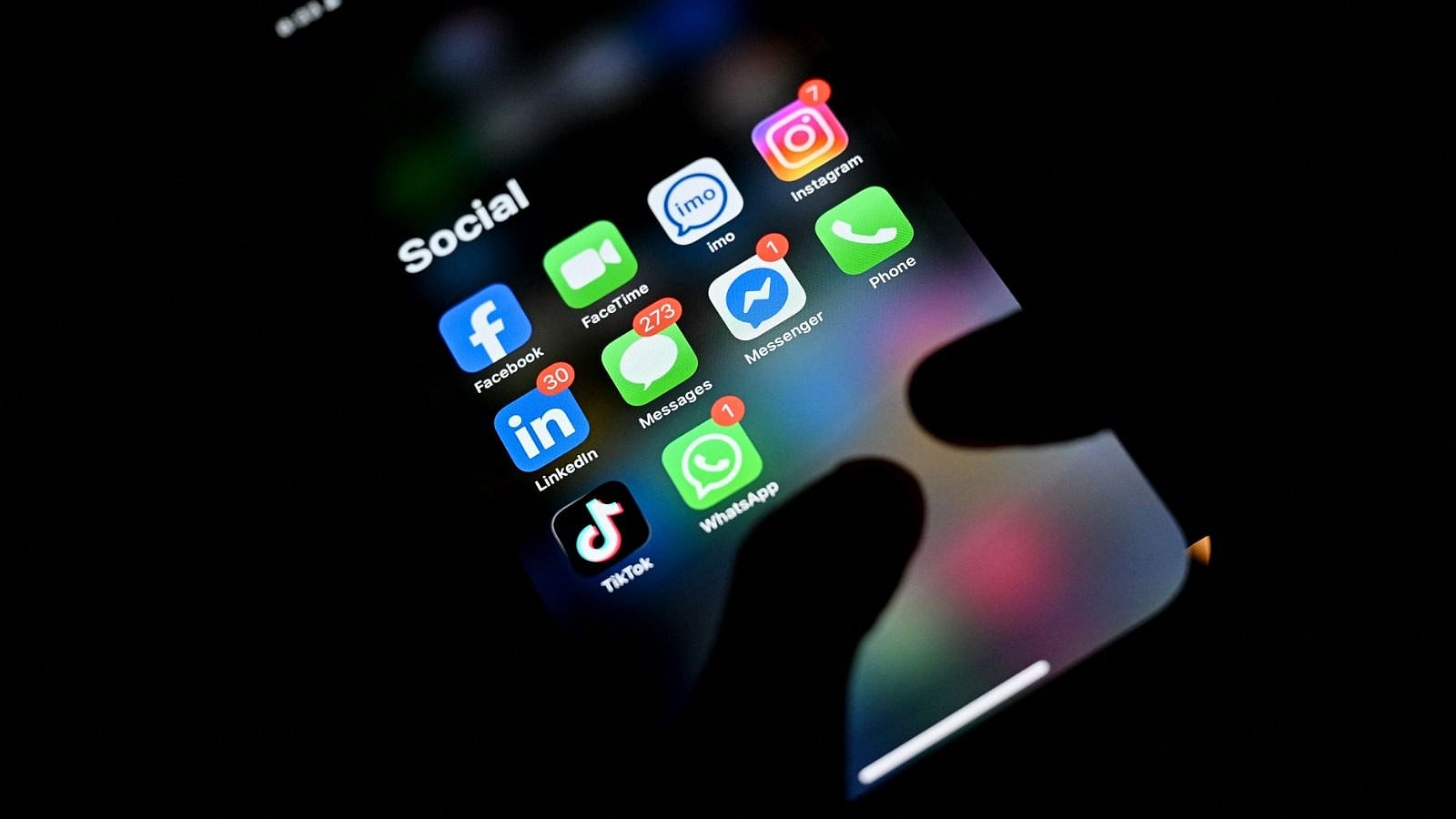 UAE Bans Under-15s From Social Media