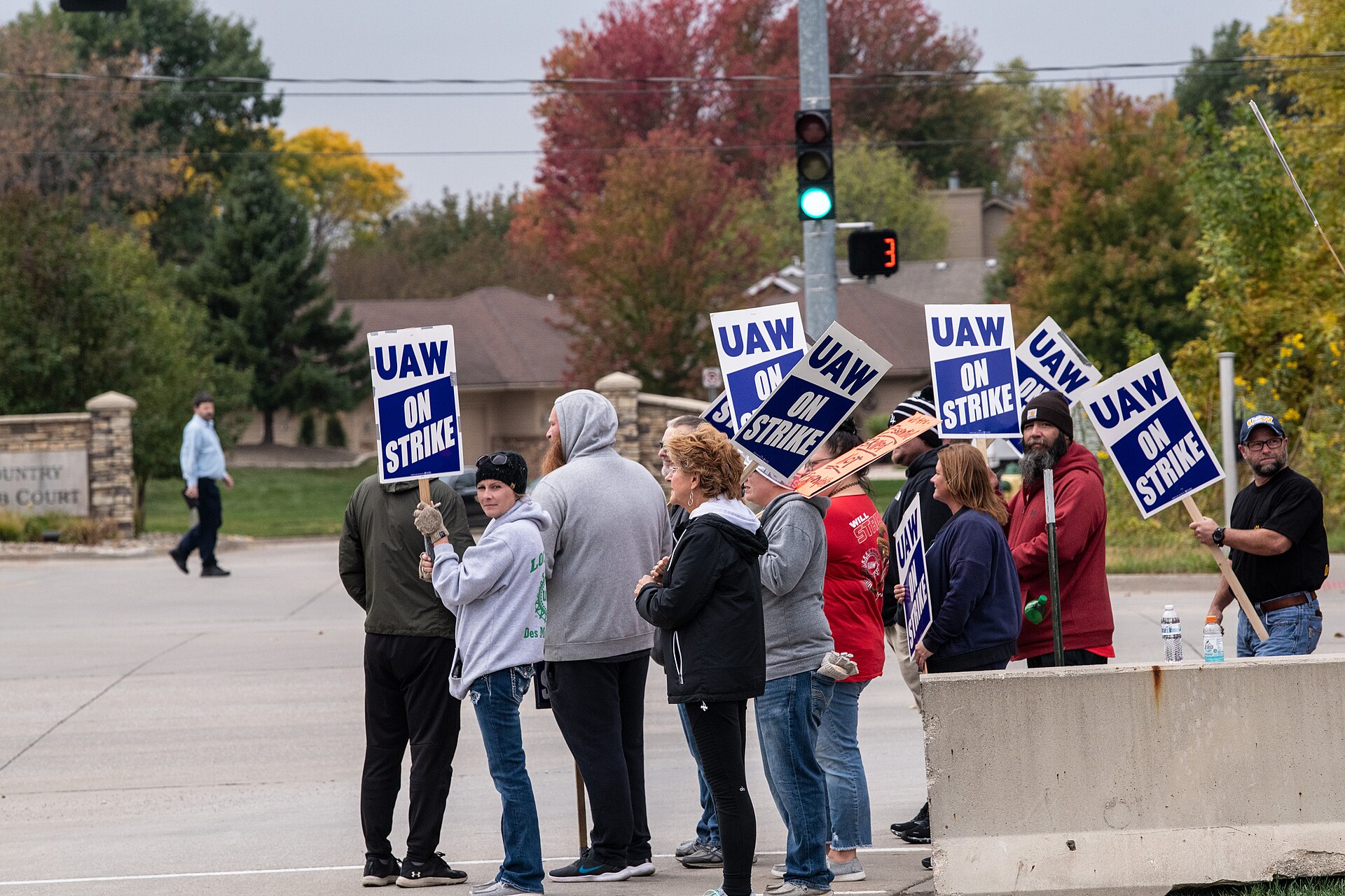 Biden Joins UAW Strikers on Picket Line in Michigan