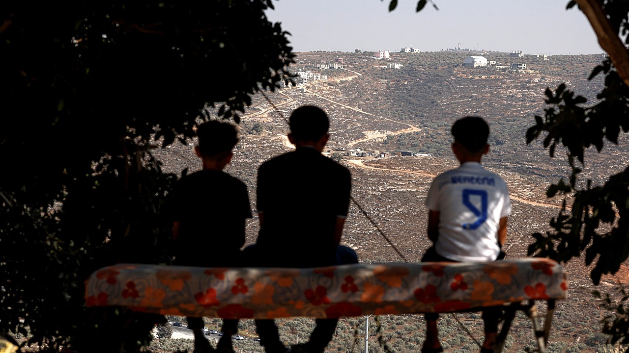 UK-Israel settlements dispute, Rubio Andean tour and France art heist