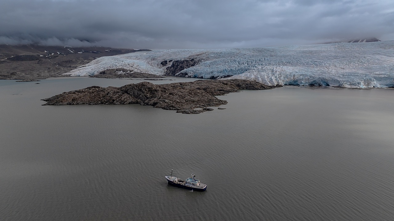 Norway Assists Return of Russian Citizens After Ship Seizure in Arctic Islands
