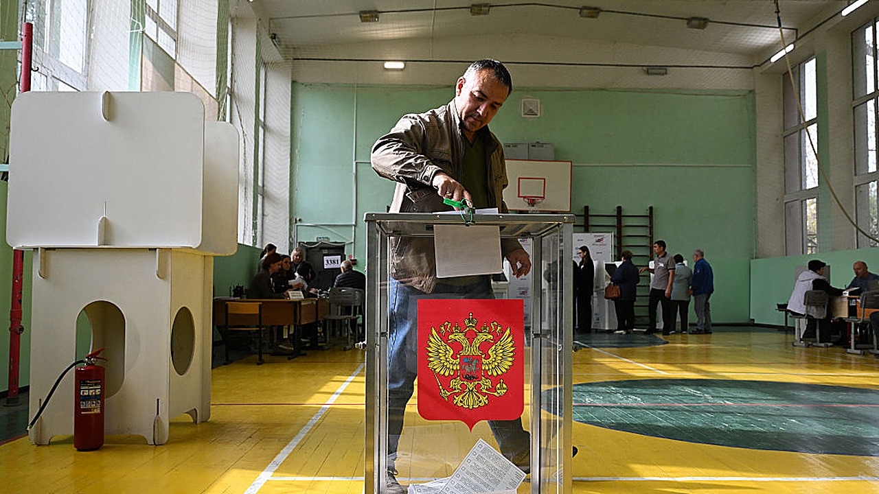United Russia Wins, Nears Record 355 Duma Seats